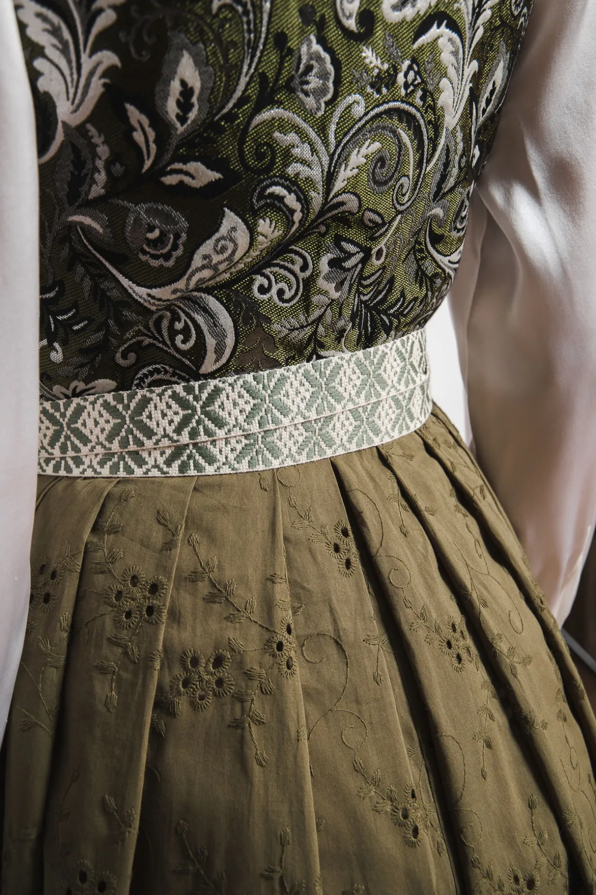 Dirndl*SPORTALM Dirndl aus Jacquard-Qualität Woodgreen