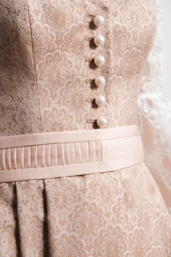 Dirndl*SPORTALM Dirndl mit schimmernder Schürze und zusätzlichem Gürtel VioletPolish