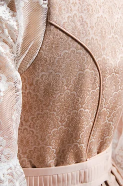 Dirndl*SPORTALM Dirndl mit schimmernder Schürze und zusätzlichem Gürtel VioletPolish